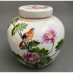 Pot couvert en porcelaine de Chine XXe marquage décor d'oiseau