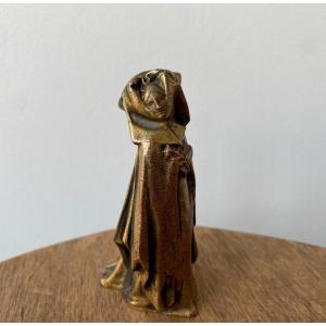 Femme à la cape en bronze par Théodore Rivière ornementée d'un cœur