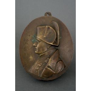 Médaillon en bronze doré Napoléon en buste XIXe patine brun nuancé