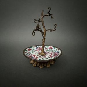 Porte-montre XIXe en bronze décor naturaliste coupe en porcelaine Chine
