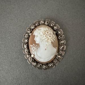 Camée en broche fin XIXe représentant un profil de femme à l'Antique