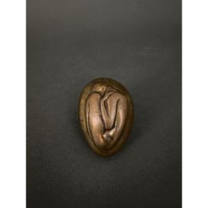 Presse-papier Monique Gerber œuf bronze femme nue recroquevillée sculpture
