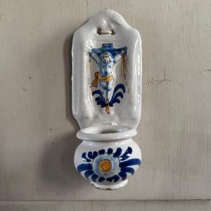 Bénitier en faïence de Nevers XVIIIe ronde-bosse