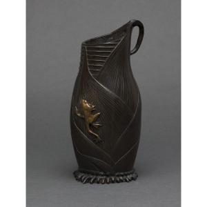 Pichet en bronze Japon patine chocolatée grenouille en ronde-bosse XIXe
