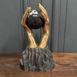 Deux mains en bronze tenant une boule en marbre prouesse technique