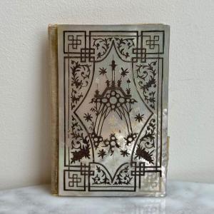 Carnet de bal monogrammé en nacre et marqueterie dans son coffret XIXe