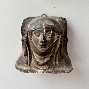 Plâtre d'atelier femme de la Haute Epoque portant un foulard 