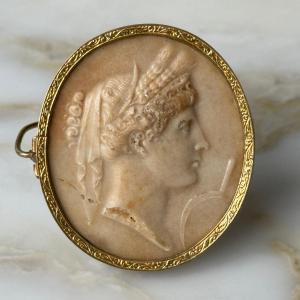 Camée en agate profil à l'Antique cerclage en métal doré XVIIIe