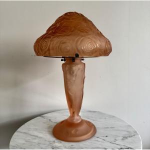 Lampe champignon en verre dépoli décor de femme nue fond rose 1930