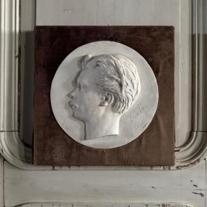 Bas-relief en plâtre d'un homme à moustache du XIXe cadre en velours