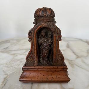 Vierge à l'Enfant en noyer XVIIe dans son hôtel 