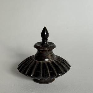Flacon à khôl ancien en corne sculptée islamique oriental