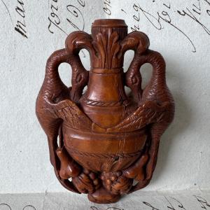 Secouette en corozo représentant un vase et des cygnes XIXe