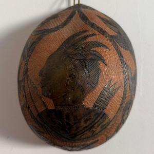 Calebasse noix sculptée fleurs guerrier Océanie début XXe 