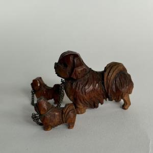Famille de chiens miniatures pékinois en bois sculpté
