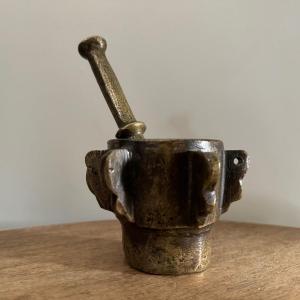 17th-century Finned Mortar And Pestle Made Of Bronze
