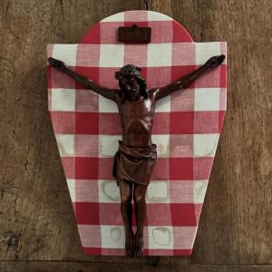 Crucifix en bois sculpté XVIIIe noyer finement exécuté 