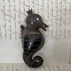 Tabatière en corne en forme d'hippocampe début XXe
