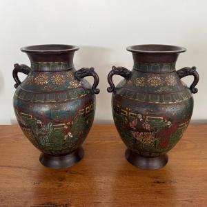 Paire de vases en bronze et émail cloisonné Japon fin XIXe