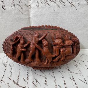 Early 19th-century Corozo Snuffbox With Sailors Carved In The Round