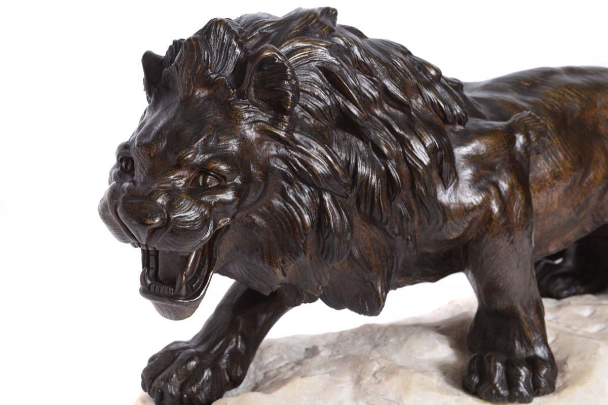 Lion en bronze qui rugit sur un socle en marbre de Carrare-photo-2