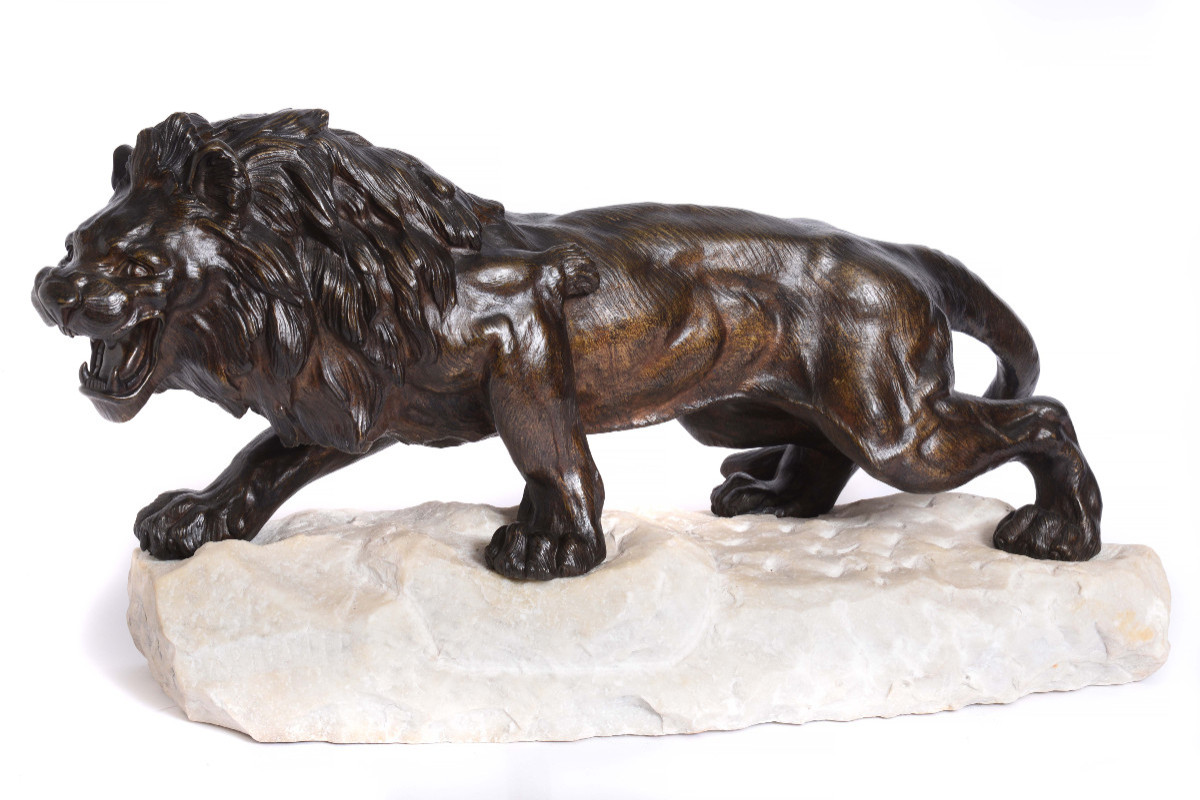 Lion en bronze qui rugit sur un socle en marbre de Carrare