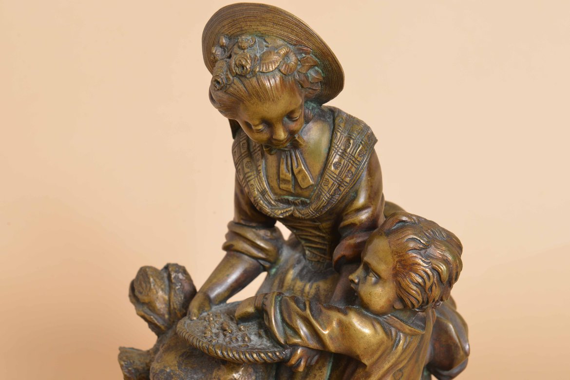 Bronze du XIXe siècle – Maman et son enfant en train de nourir les poules-photo-2