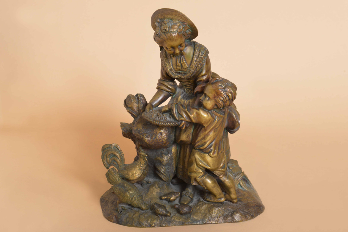 Bronze du XIXe siècle – Maman et son enfant en train de nourir les poules