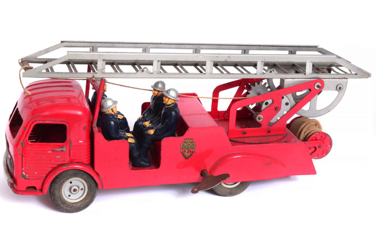 Jrd Fire Truck With 4 Figures