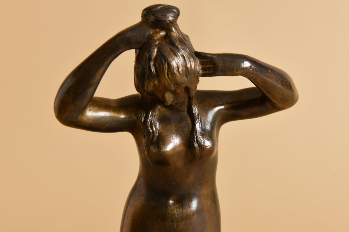 Bronze femme nue faisant sa toilette-photo-2