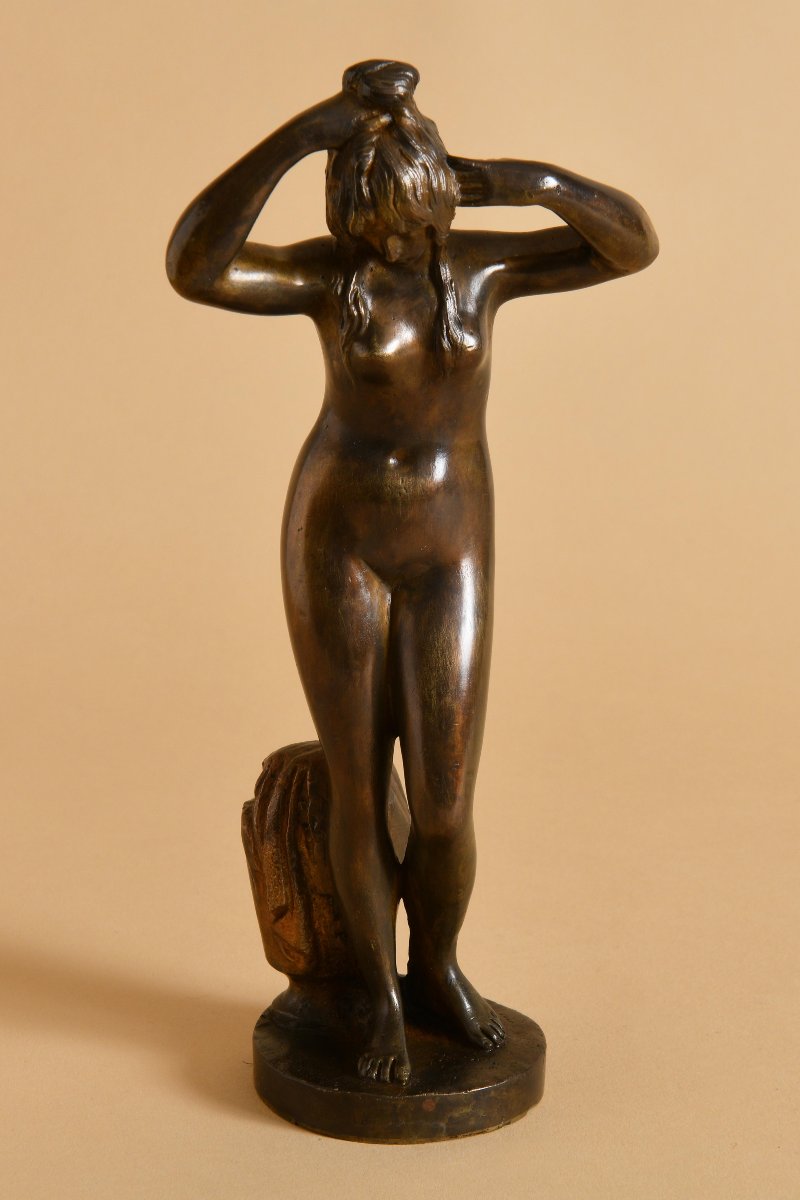 Bronze femme nue faisant sa toilette