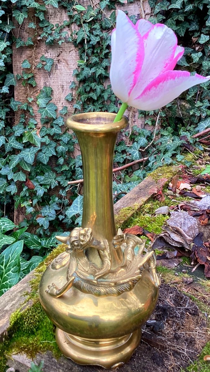 Vase au Dragon en bronze doré, Indochine, signé