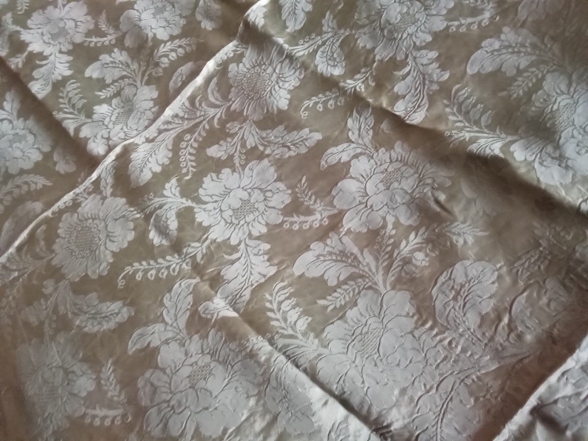 Almond Green Floral Bedspread In Lampas-photo-1