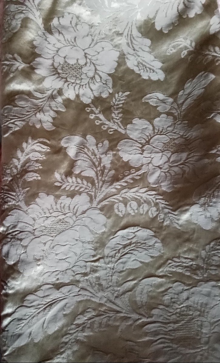 Almond Green Floral Bedspread In Lampas