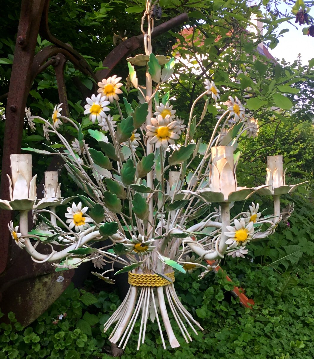 Country Spirit Chandelier With Daisies