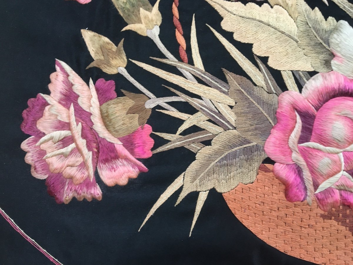 Bouquet Of Roses Embroidered Panel On Black Silk Background-photo-3