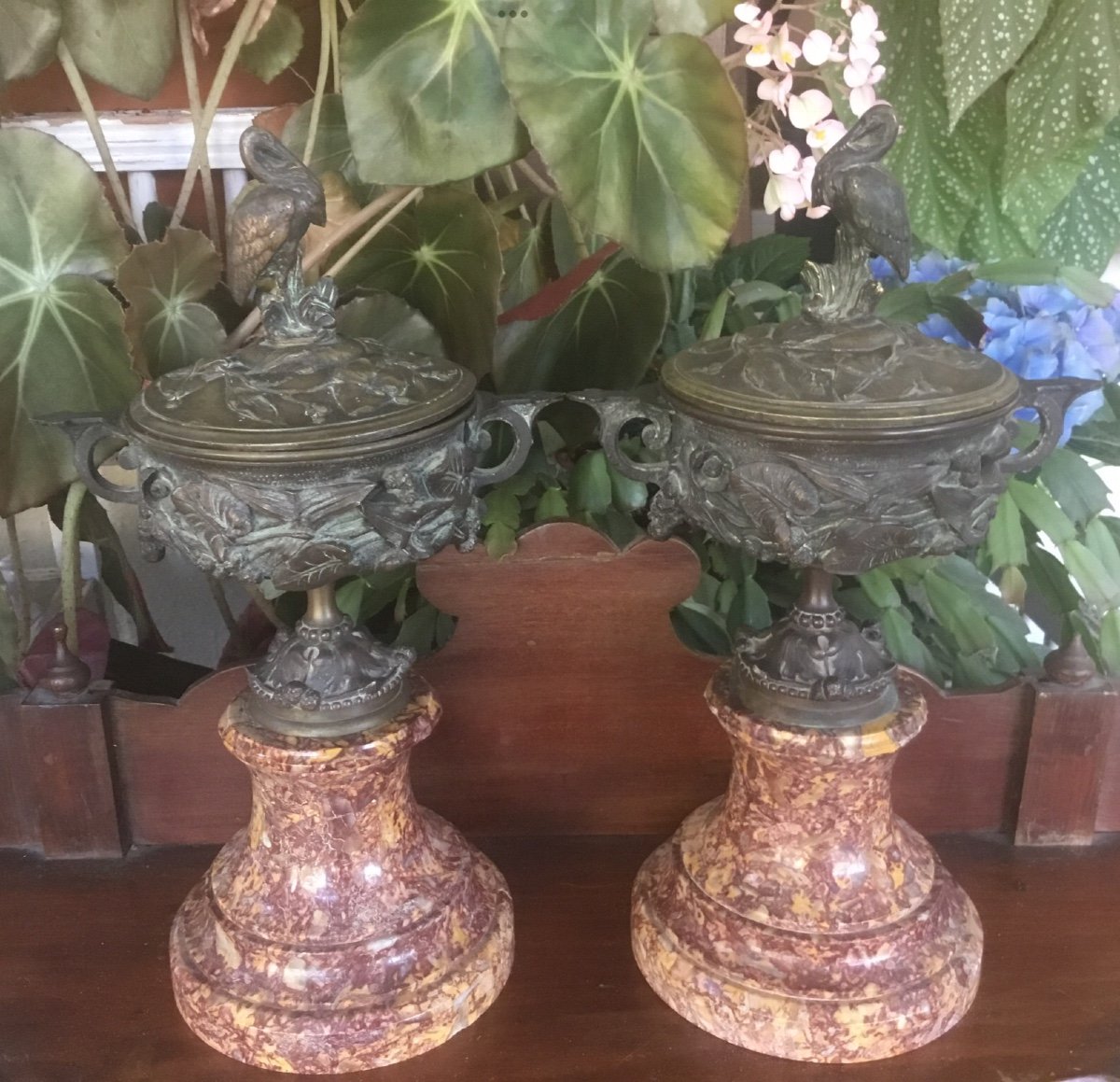 La Paire De Cassolettes Couvertes En Bronze à Décor Animalier -photo-2