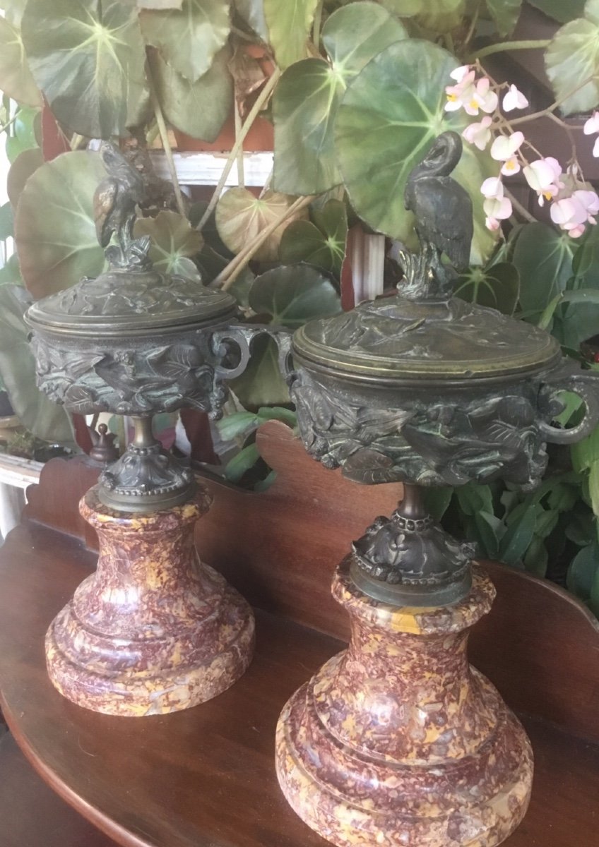 La Paire De Cassolettes Couvertes En Bronze à Décor Animalier -photo-3