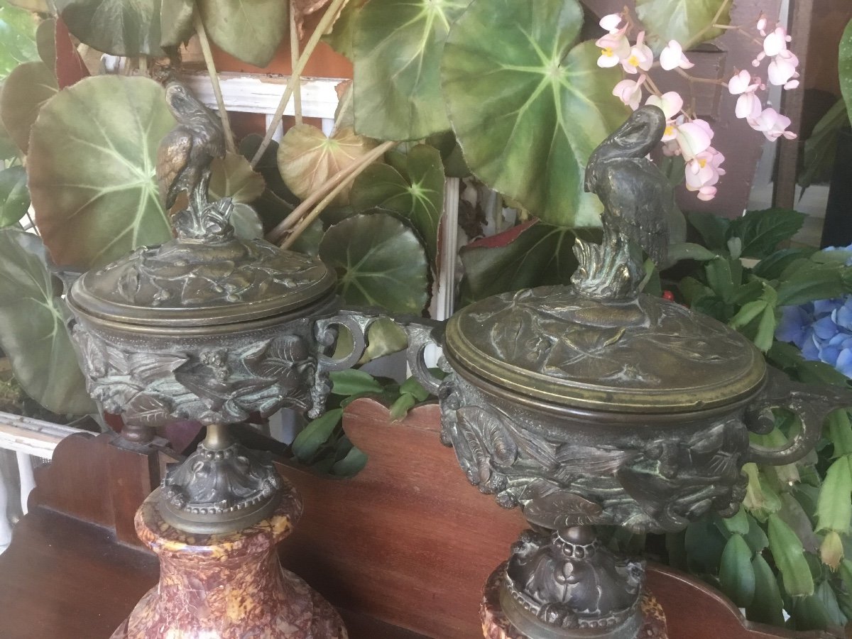 La Paire De Cassolettes Couvertes En Bronze à Décor Animalier -photo-1