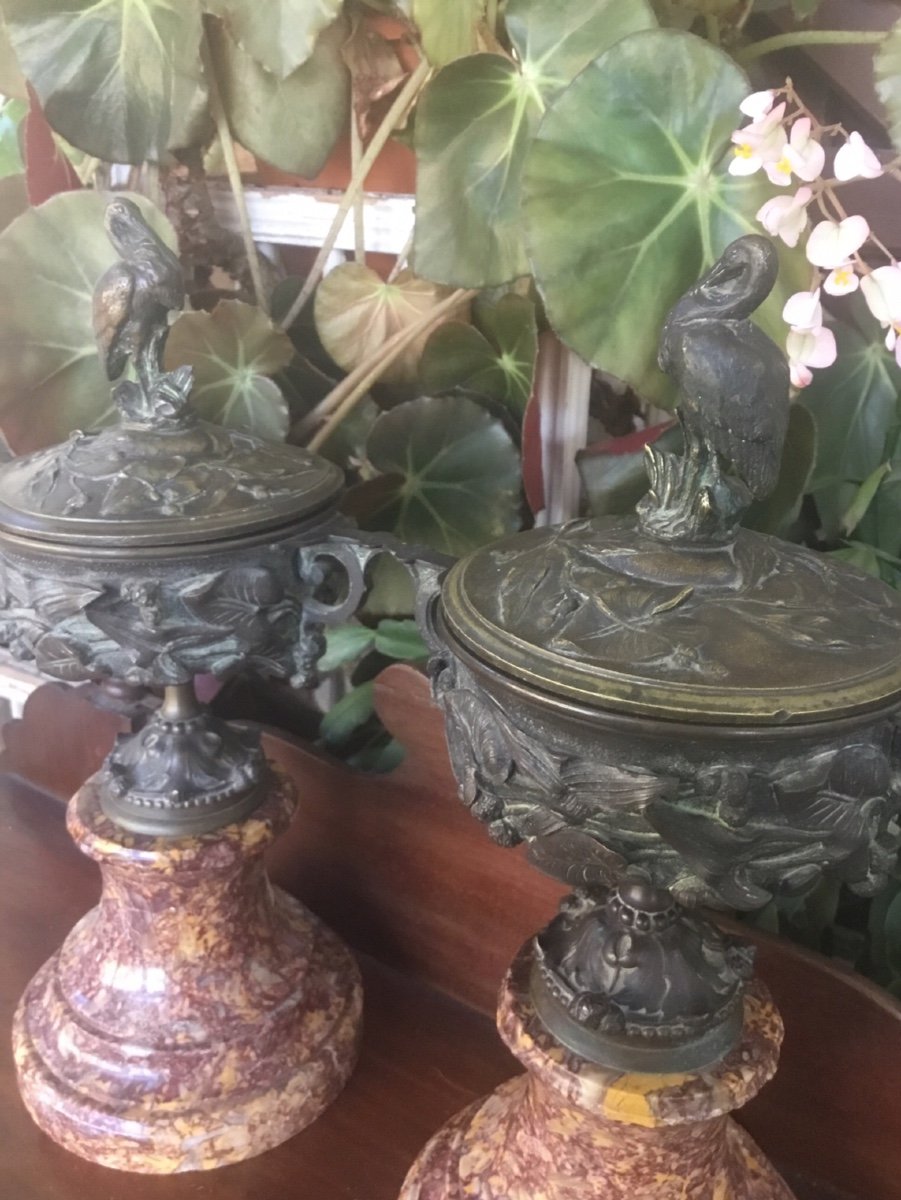 La Paire De Cassolettes Couvertes En Bronze à Décor Animalier -photo-4