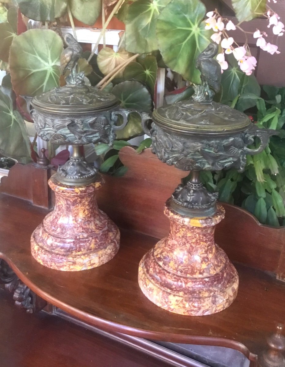 La Paire De Cassolettes Couvertes En Bronze à Décor Animalier 