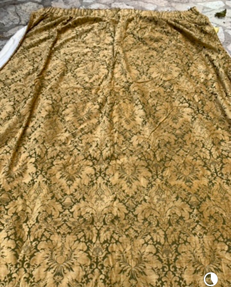 The Pair Of Gold Velvet Castle Hangings -photo-2