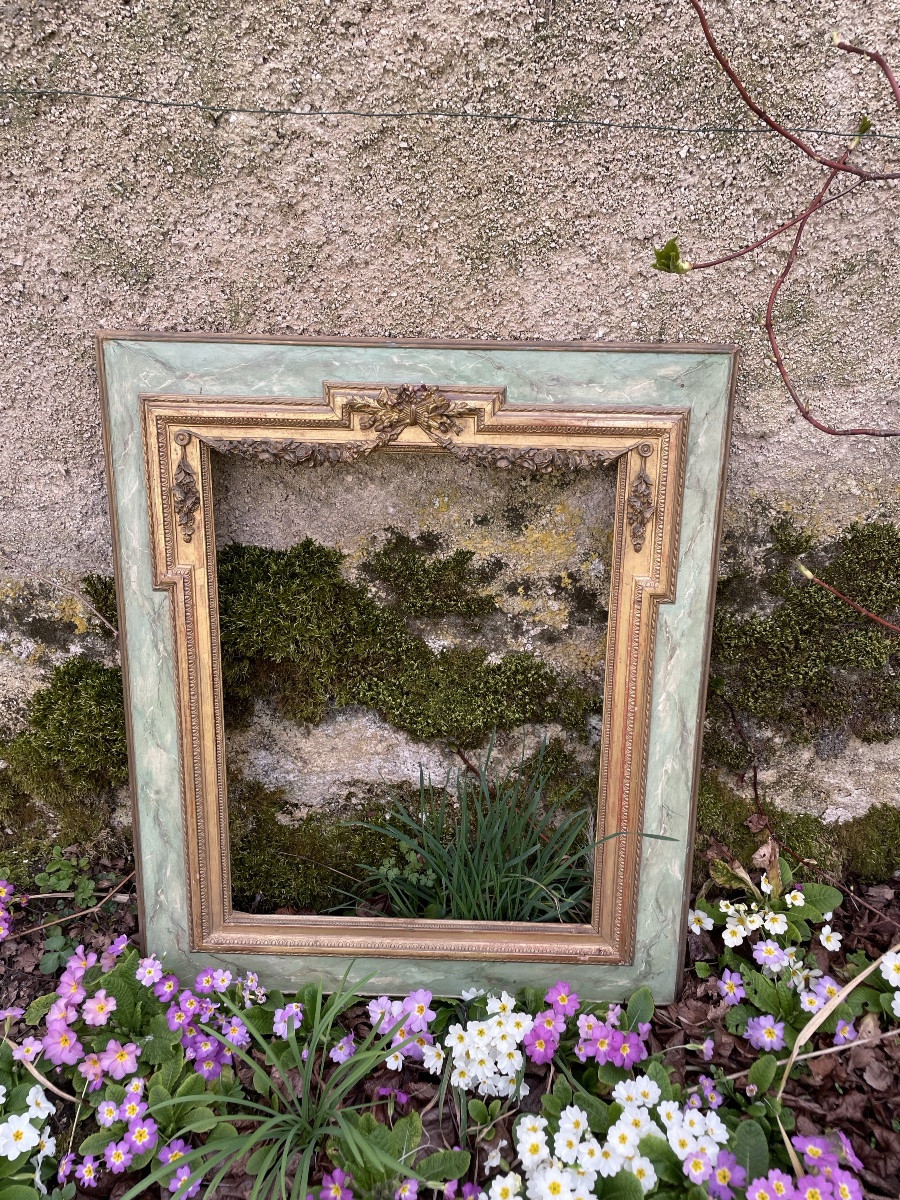 Faux Marble Decor Frame And Gold Stucco Garland -photo-2