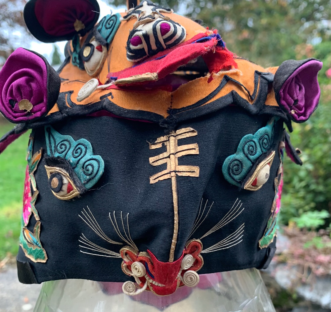 Coiffe éthnique Chinoise Sur Fond De Soie Et Broderies 