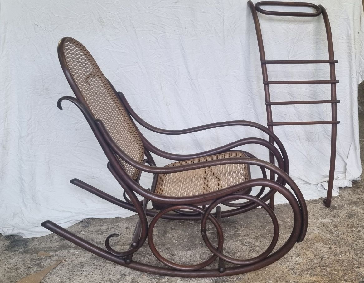 Rocking chair Fischel avec repose-pied – esprit Thonet-photo-4