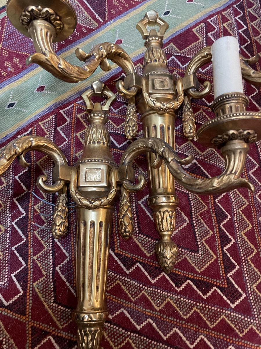 La paire d’importantes appliques en bronze doré 