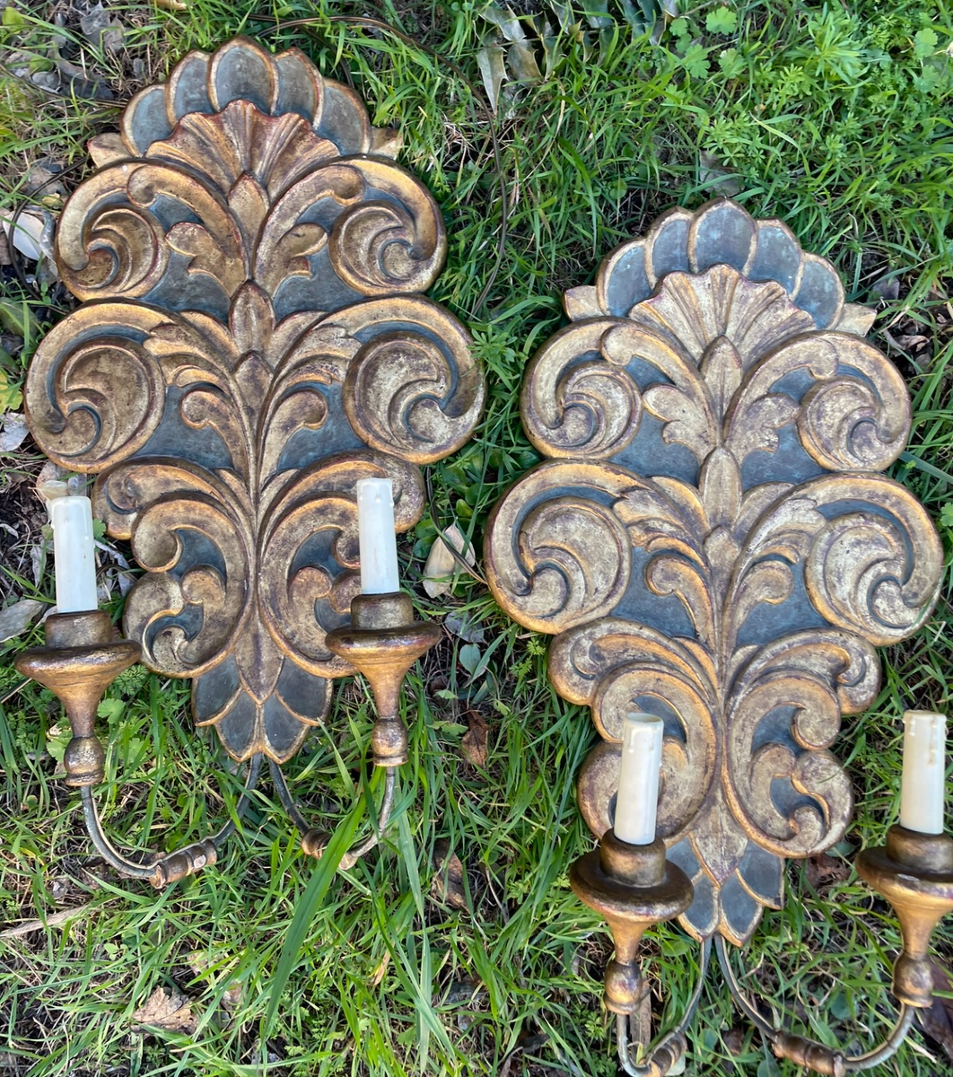 La paire de grandes appliques lumineuses en bois doré 68 cm 