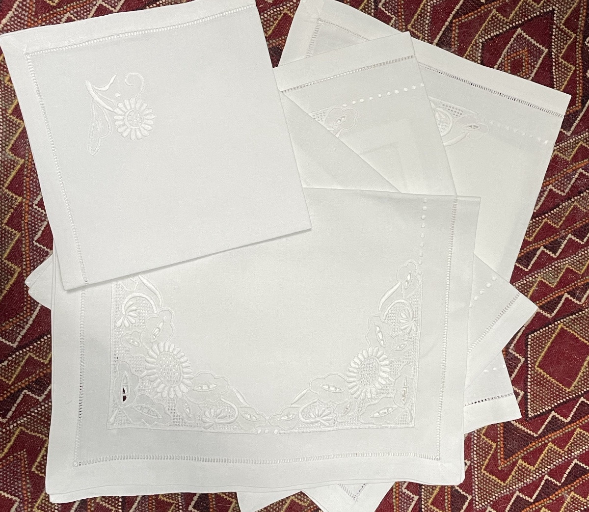 Service pour 4 personnes set et serviettes brodées -photo-2