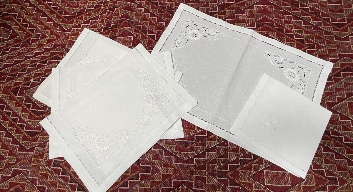 Service pour 4 personnes set et serviettes brodées -photo-6
