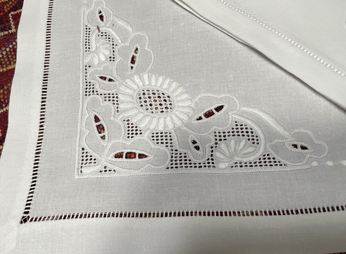 Service pour 4 personnes set et serviettes brodées 